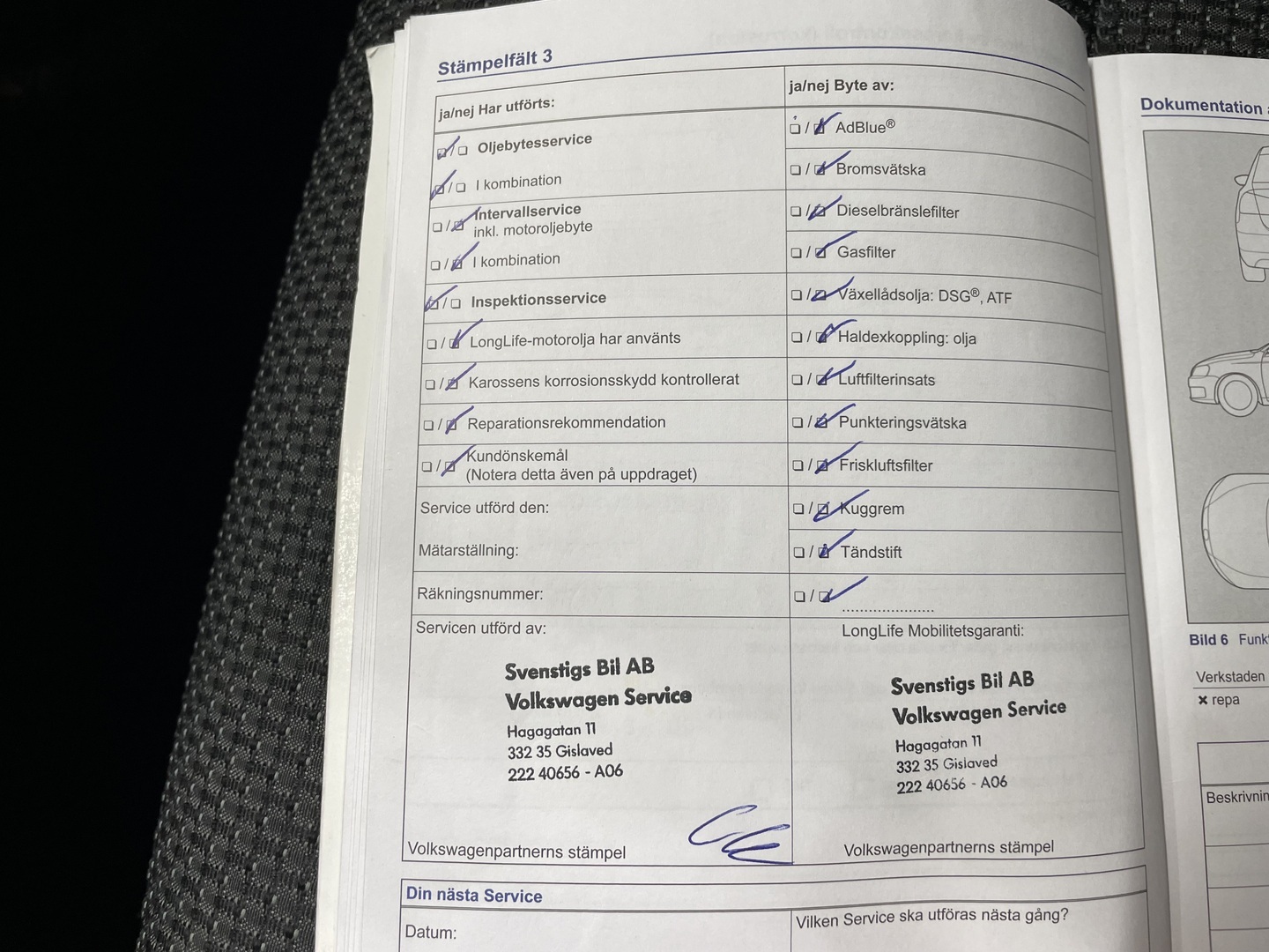 VOLKSWAGEN Touran 2012