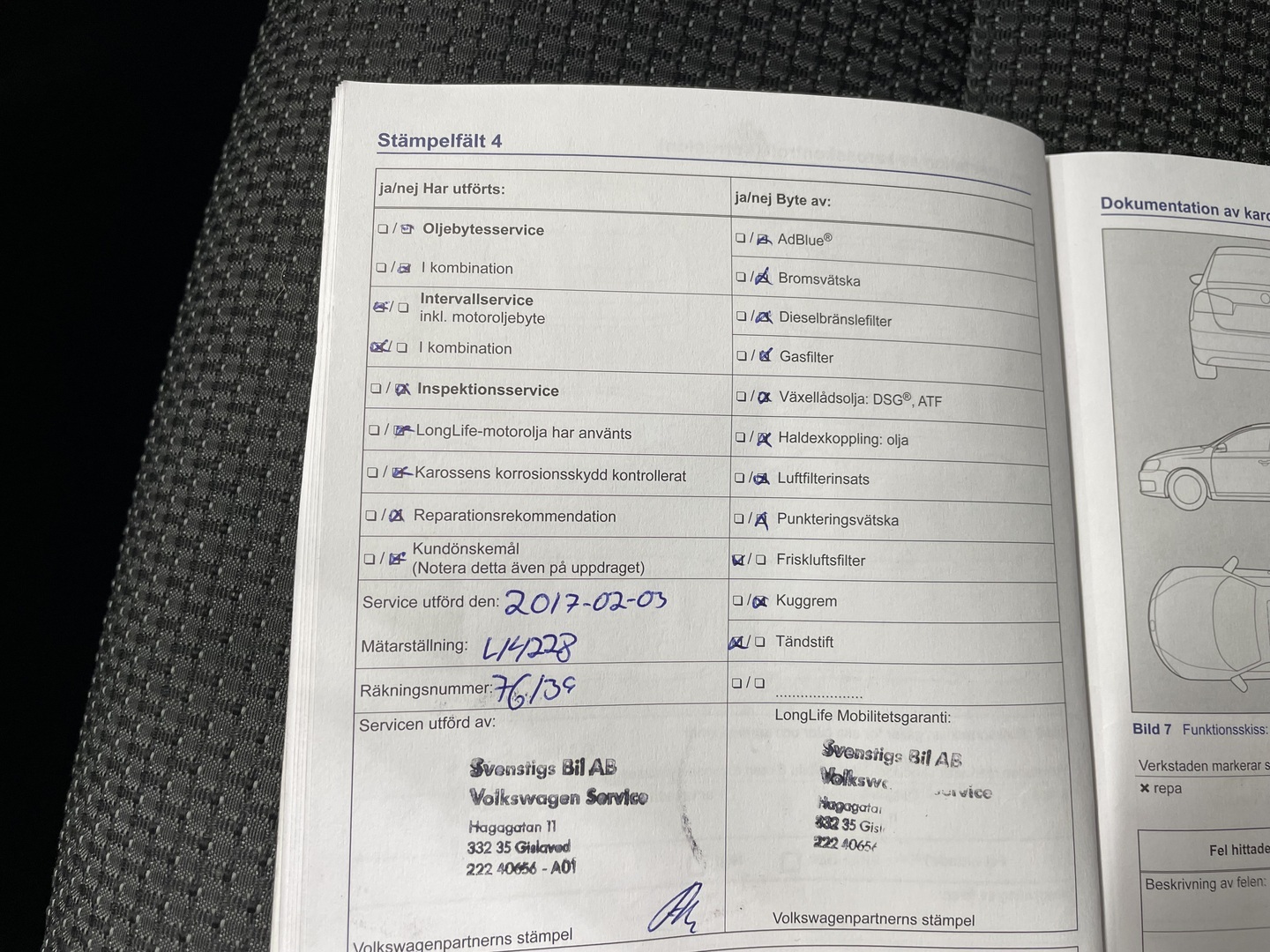 VOLKSWAGEN Touran 2012