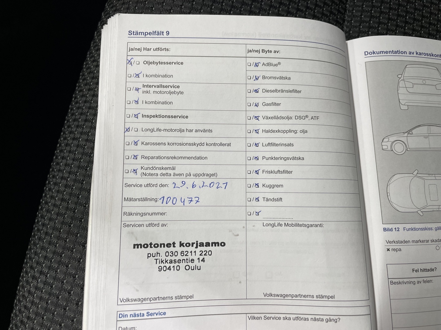 VOLKSWAGEN Touran 2012