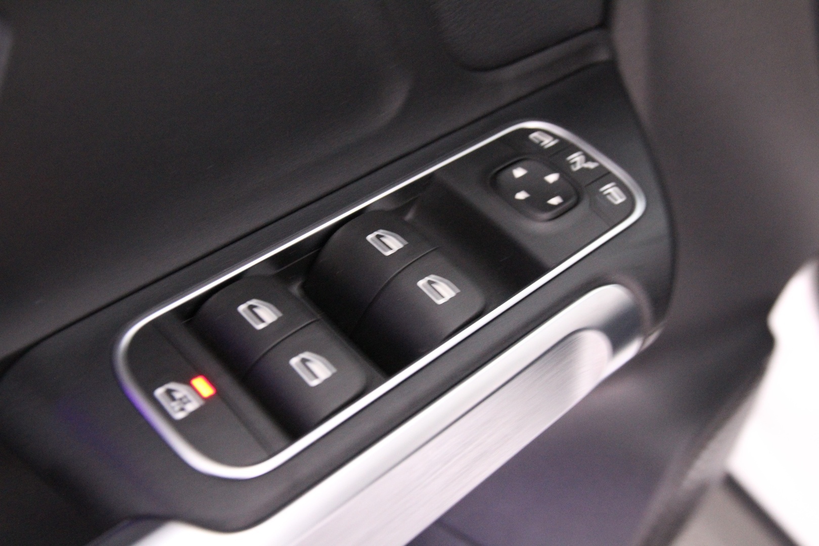 MERCEDES-BENZ EQB 2022