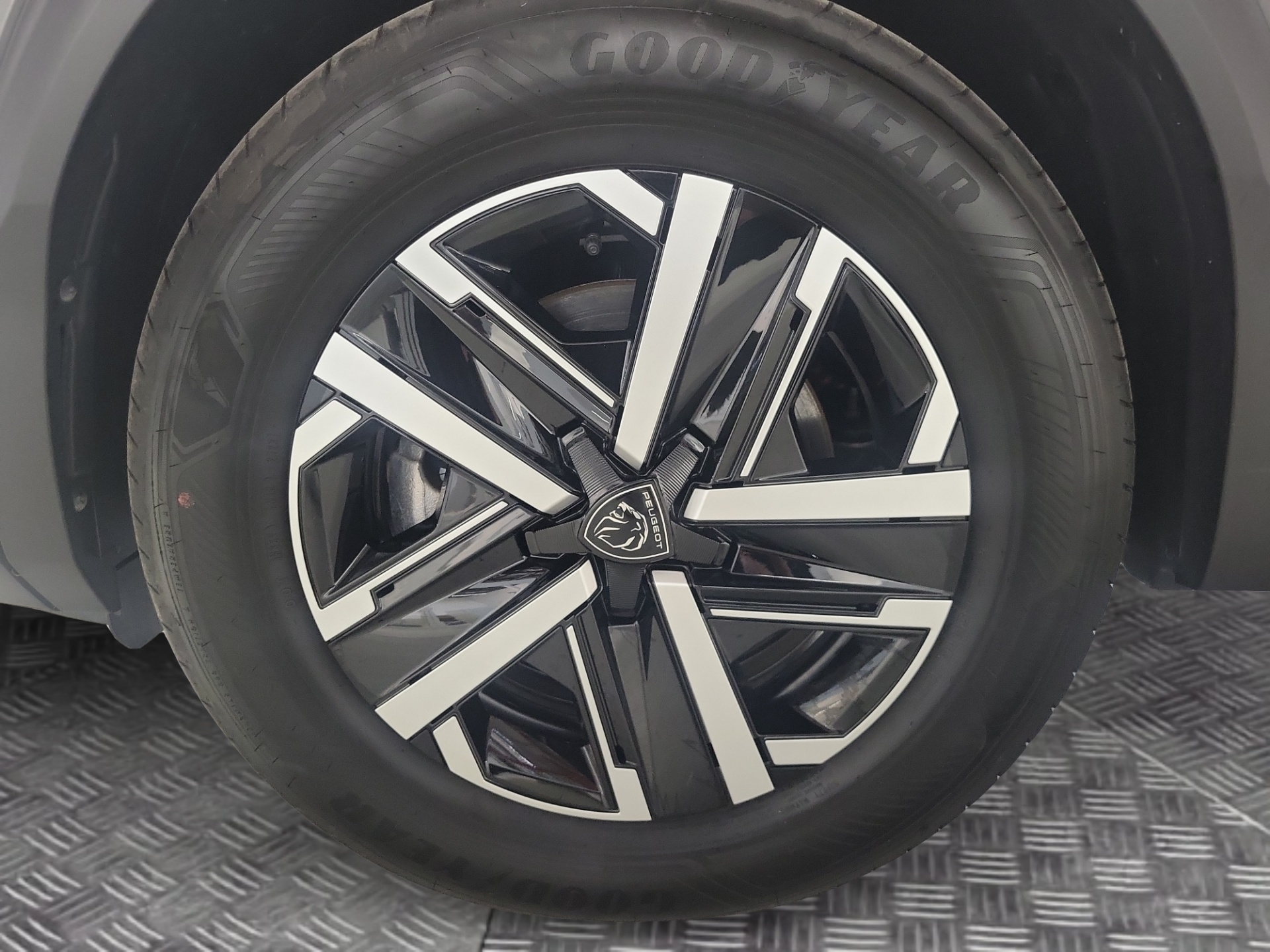 PEUGEOT e-2008 2023