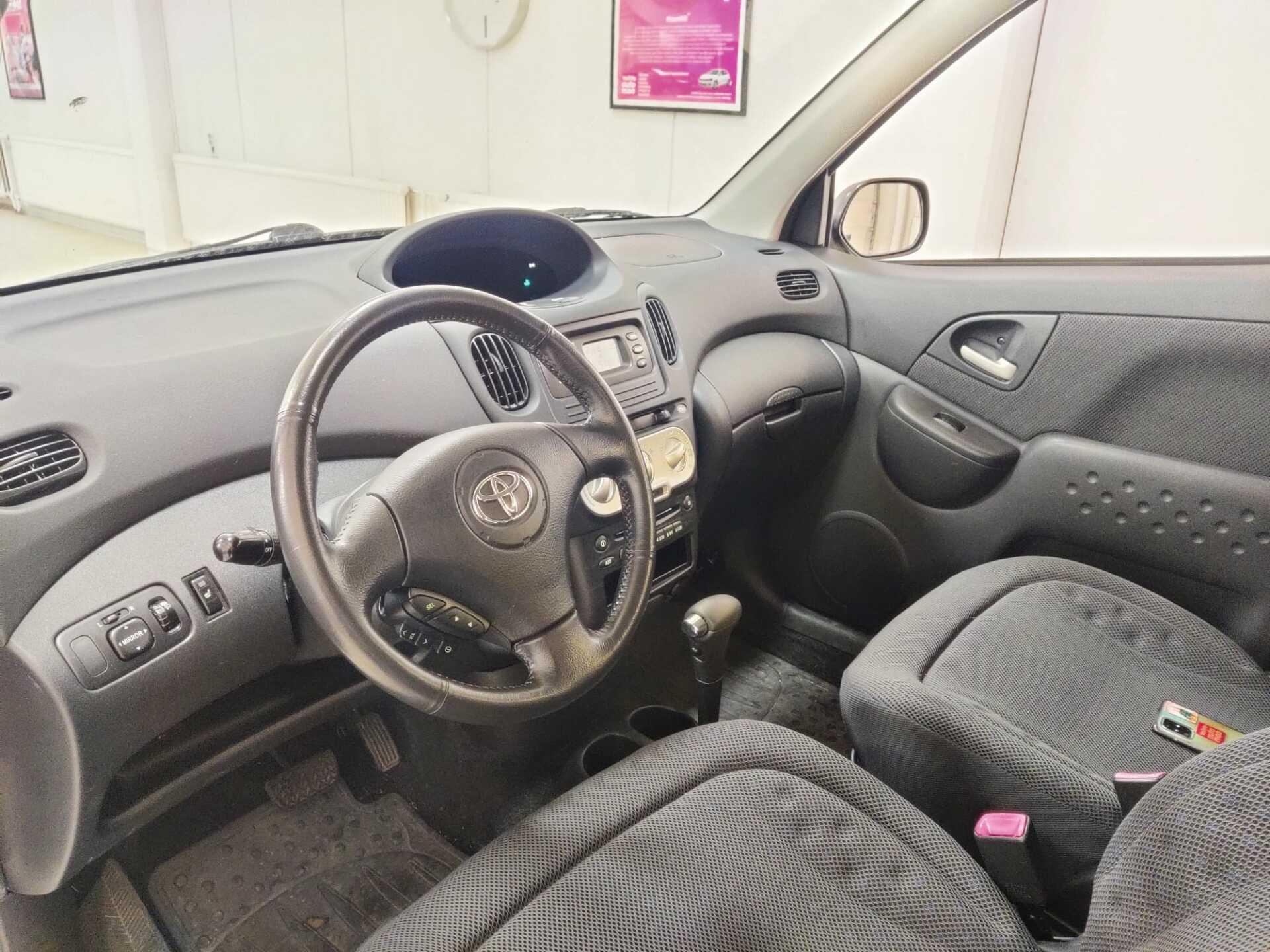 TOYOTA Yaris Verso 2005