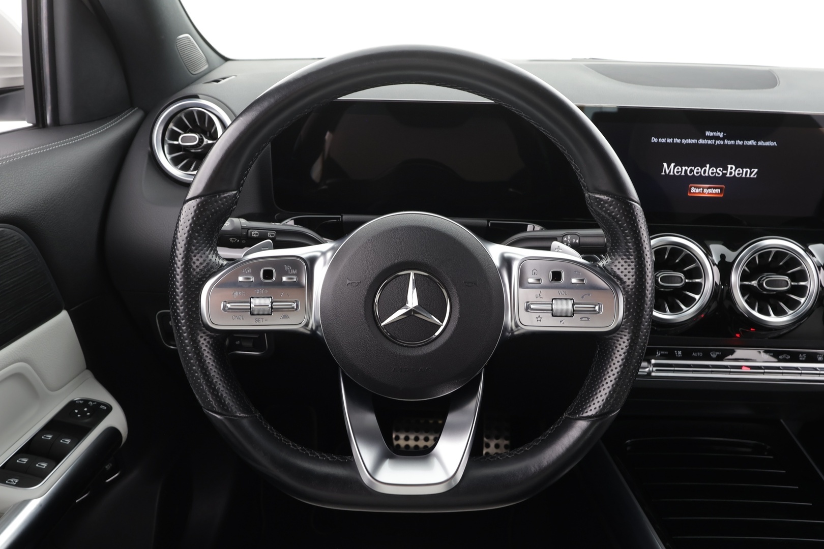 MERCEDES-BENZ GLA 2023