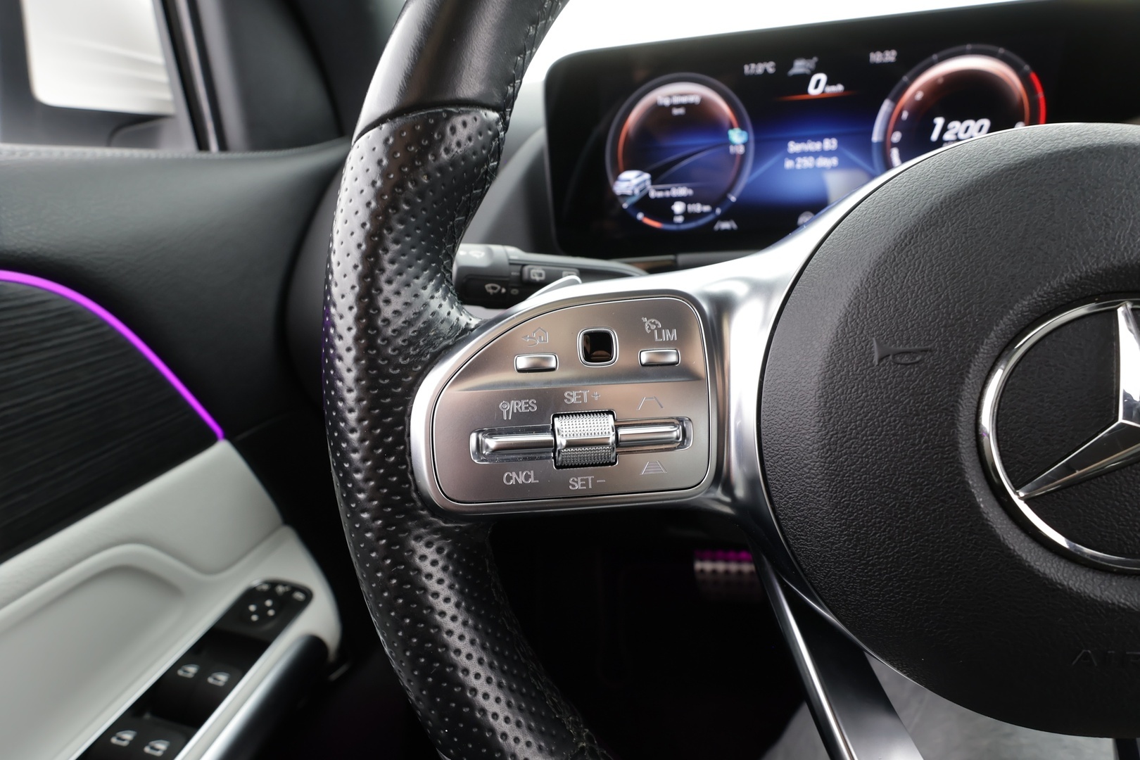 MERCEDES-BENZ GLA 2023