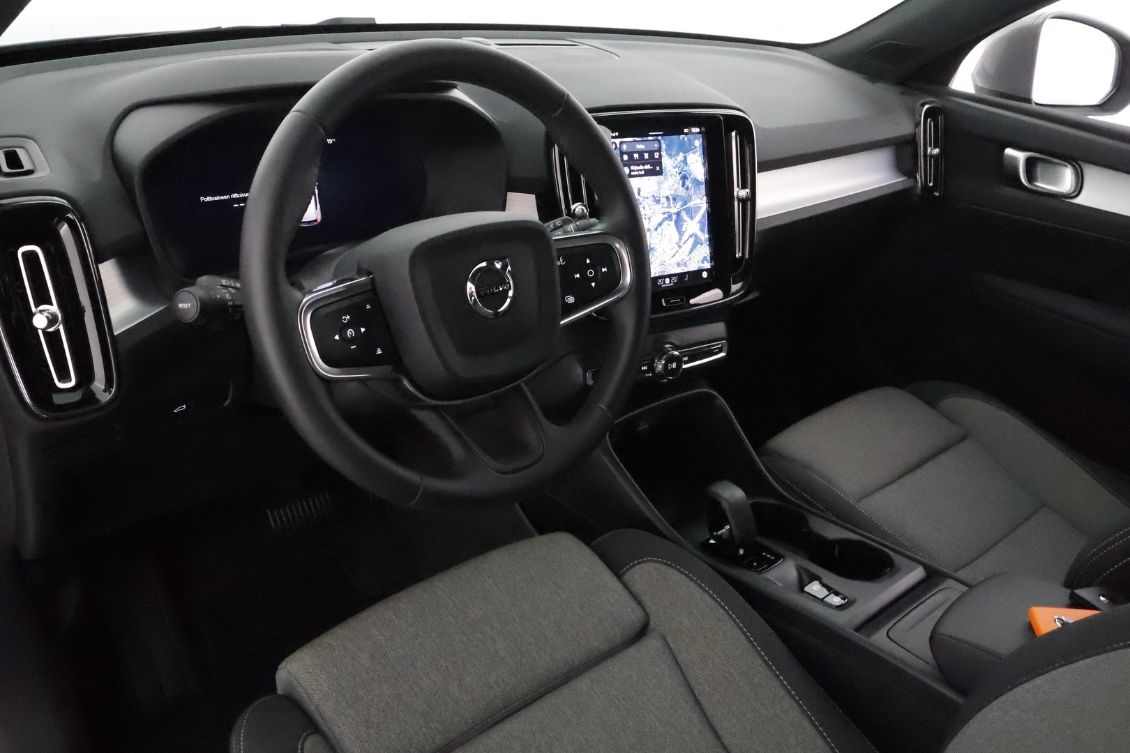 VOLVO XC40 2025