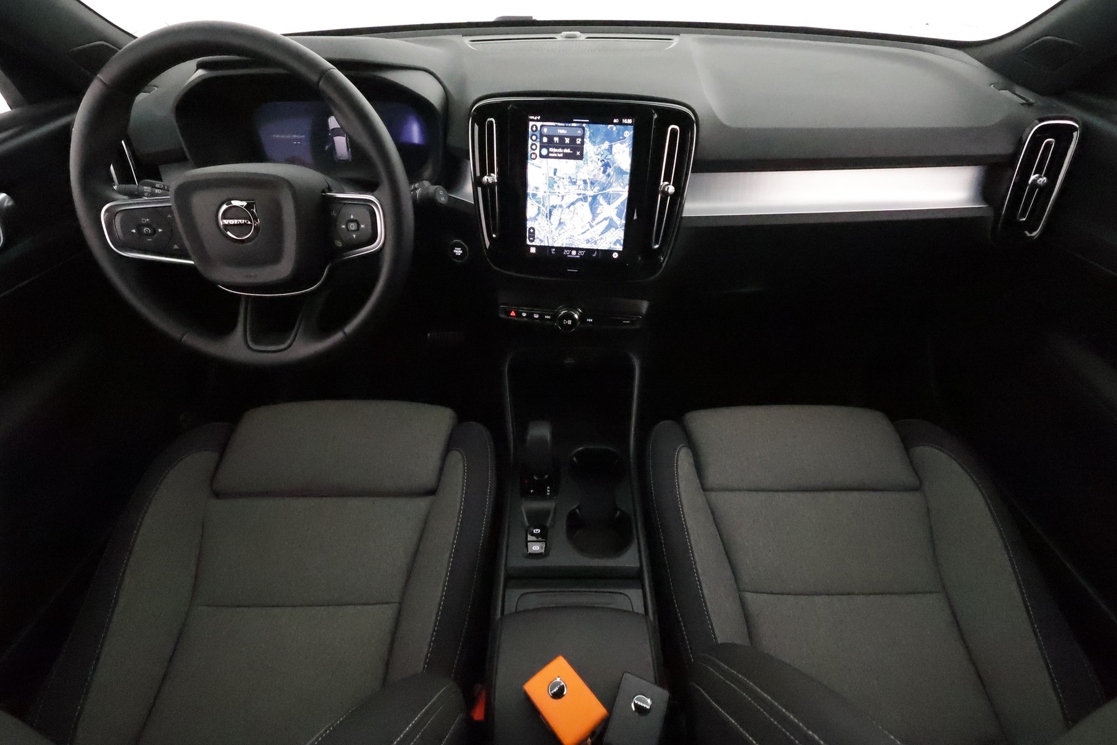 VOLVO XC40 2025