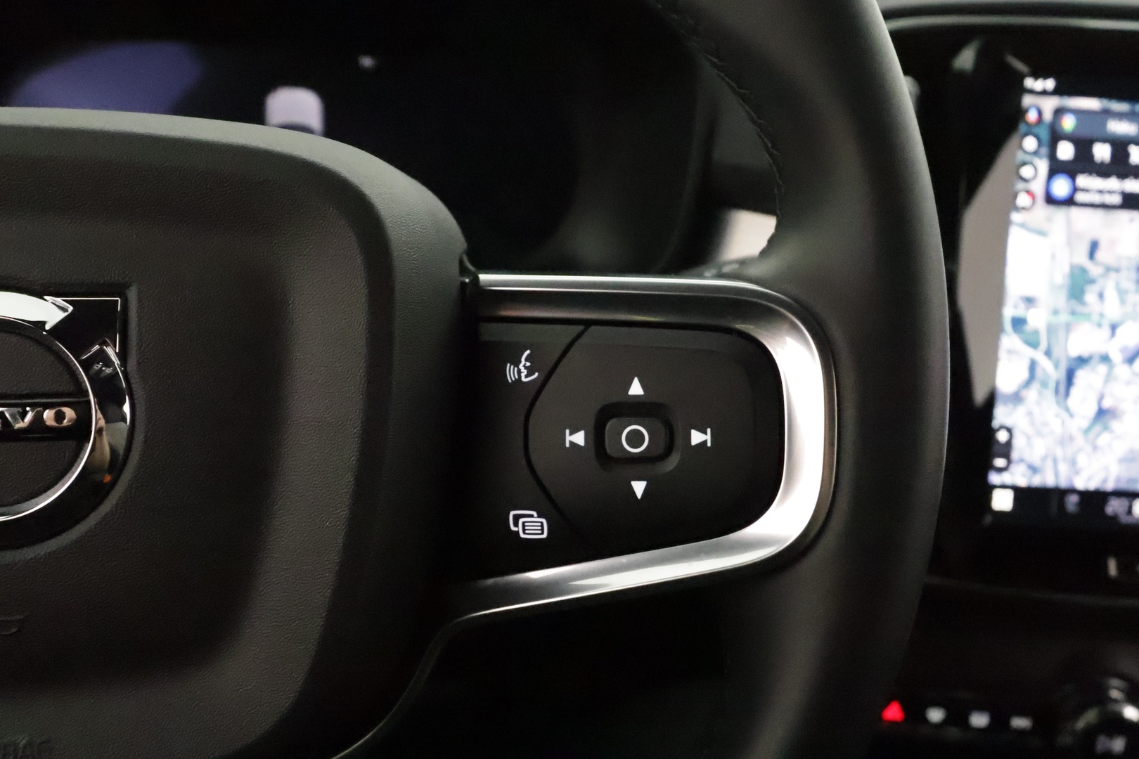 VOLVO XC40 2025