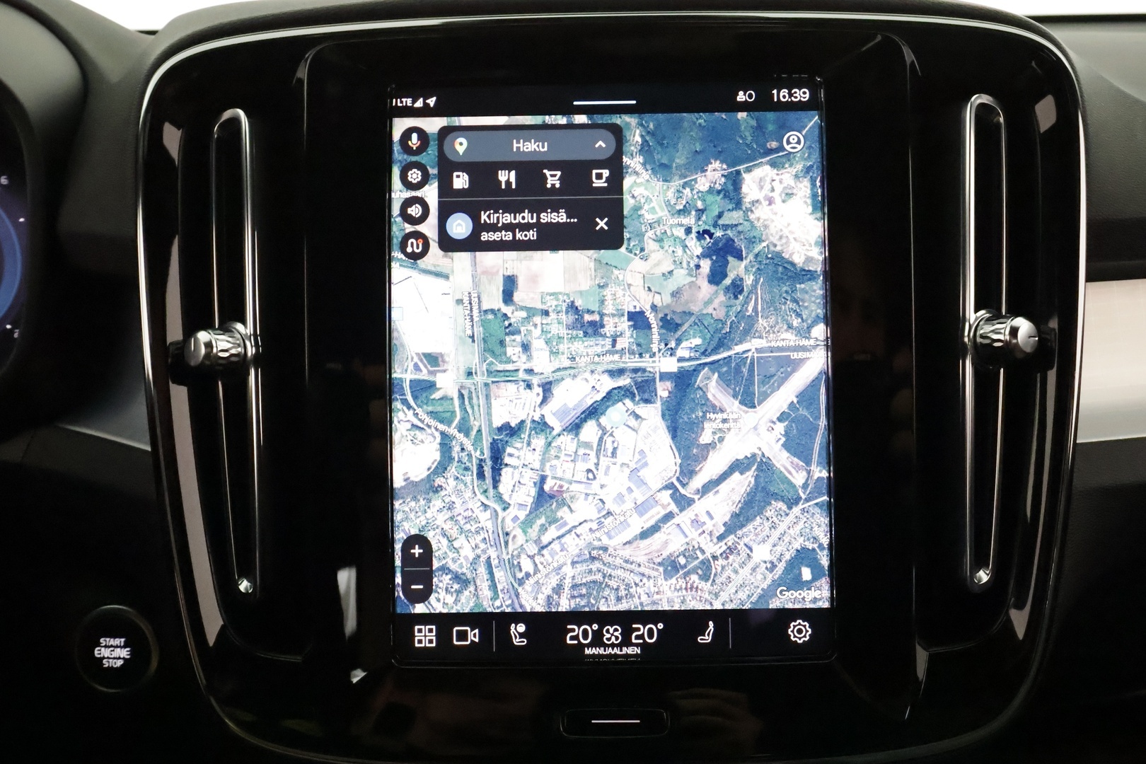 VOLVO XC40 2025