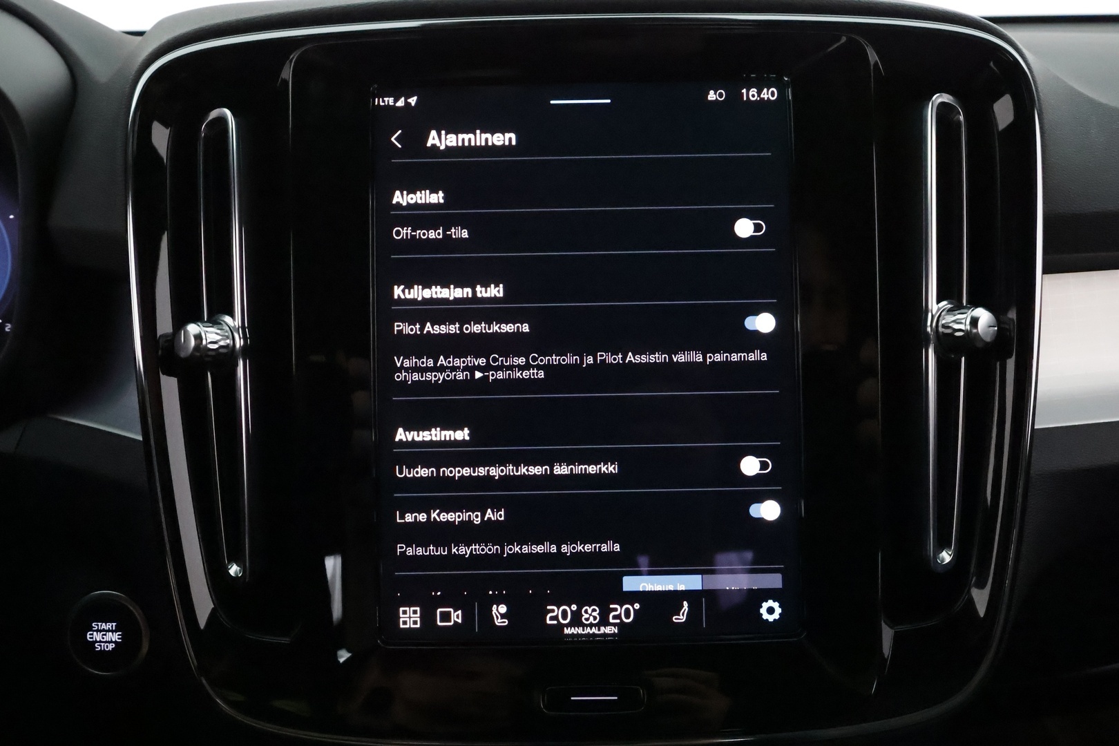 VOLVO XC40 2025