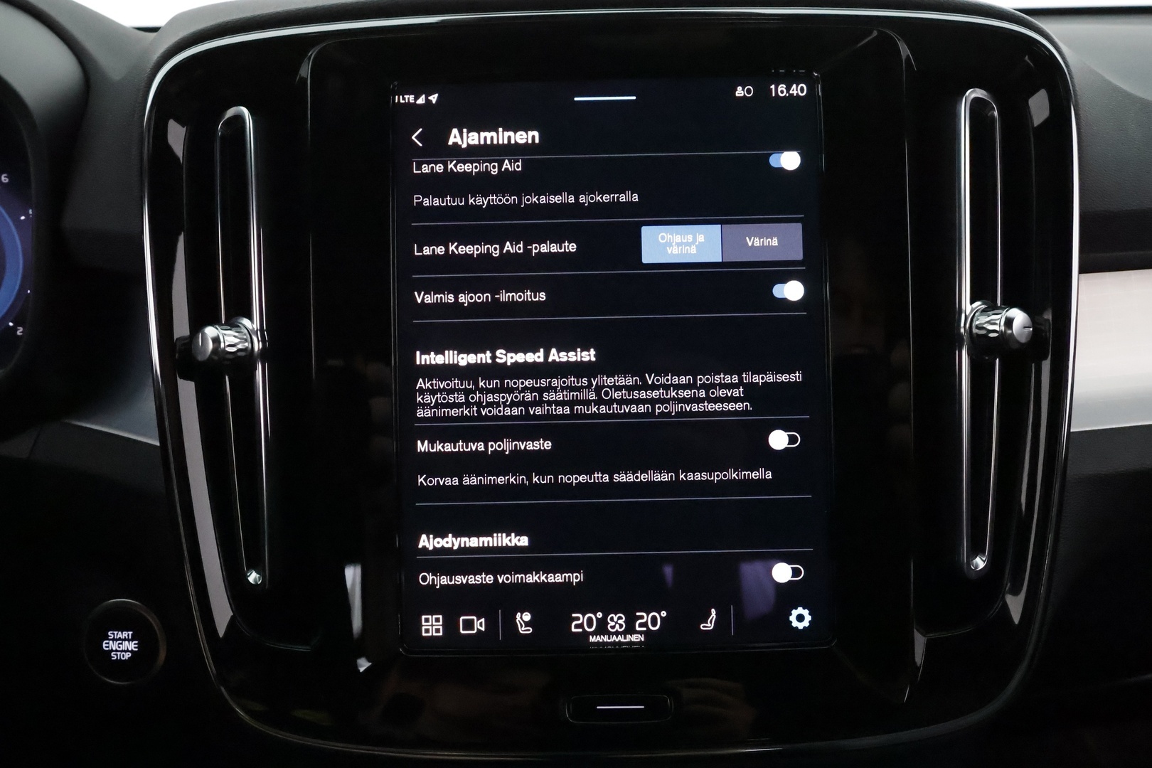 VOLVO XC40 2025
