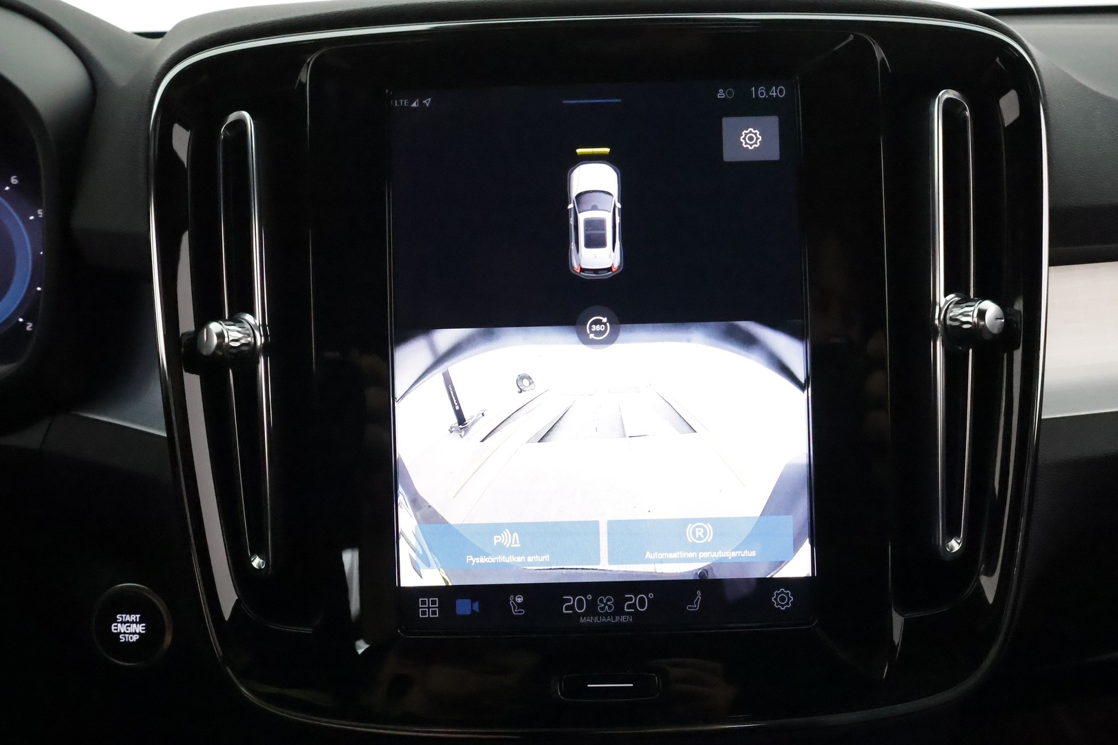 VOLVO XC40 2025