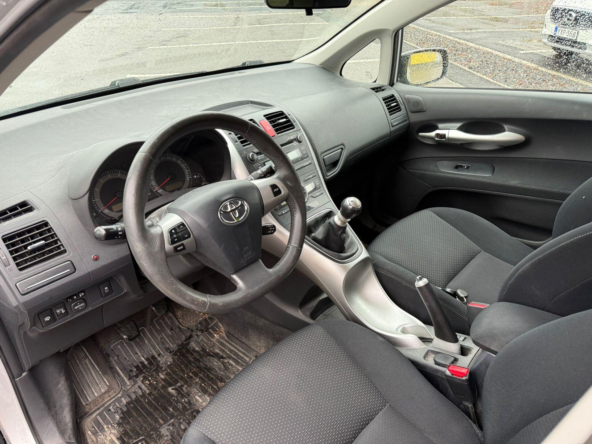 TOYOTA Auris 2012