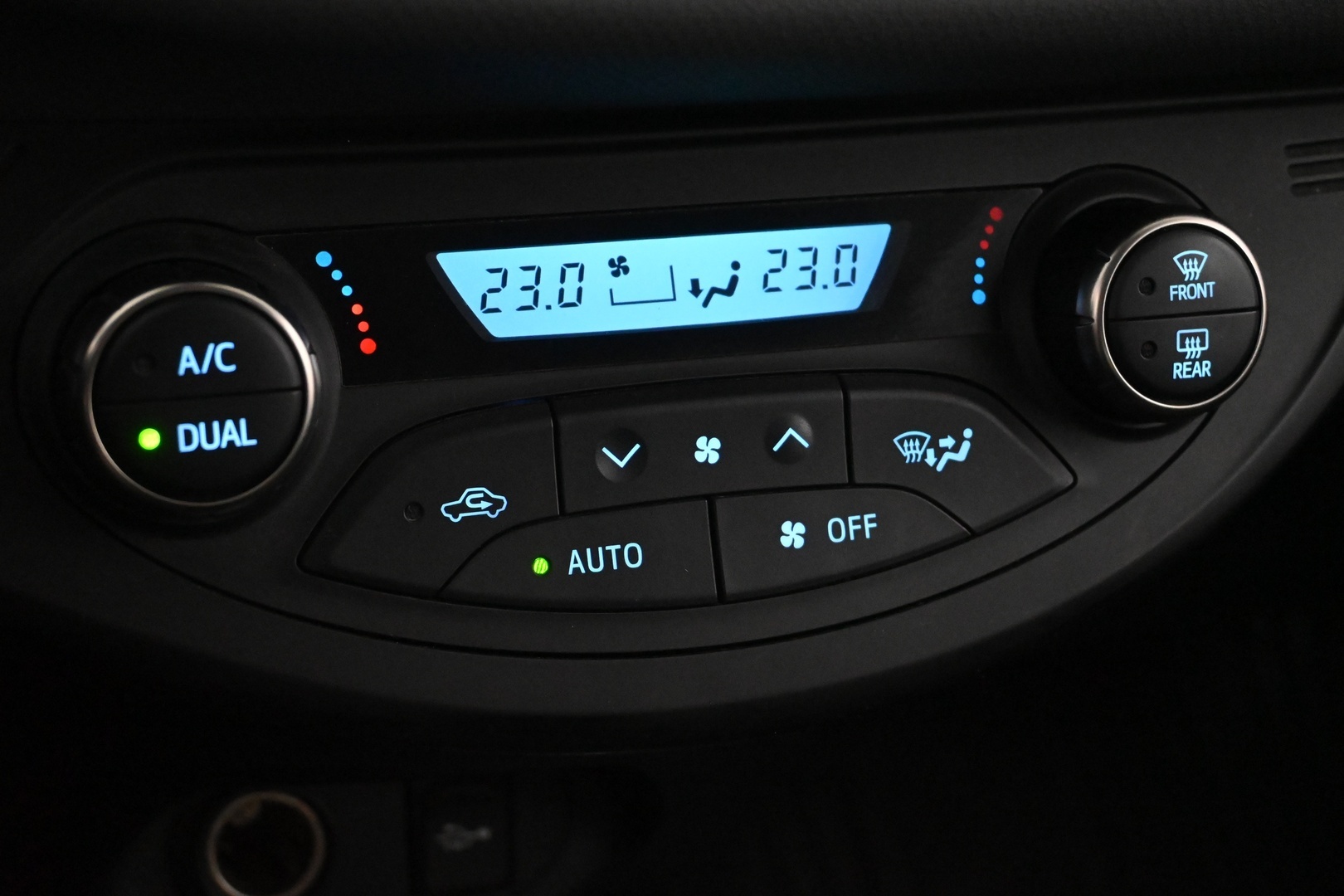 TOYOTA Yaris 2015