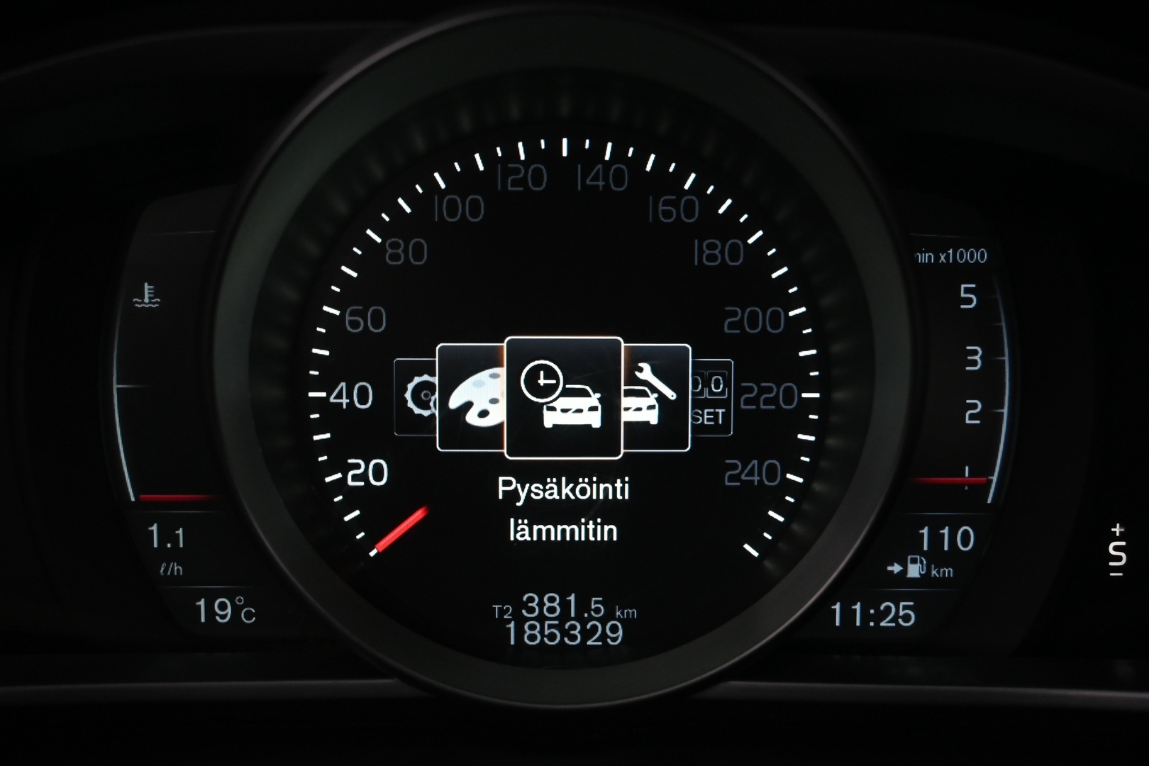 VOLVO V40 2015