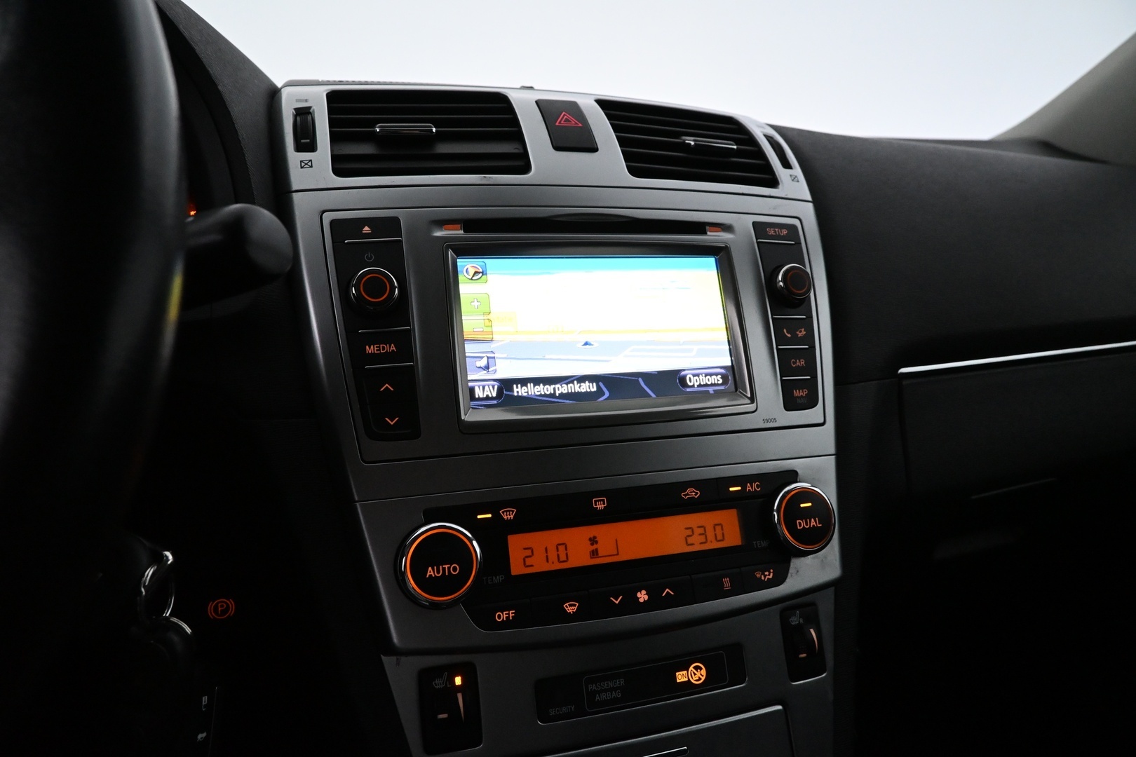 TOYOTA Avensis 2012