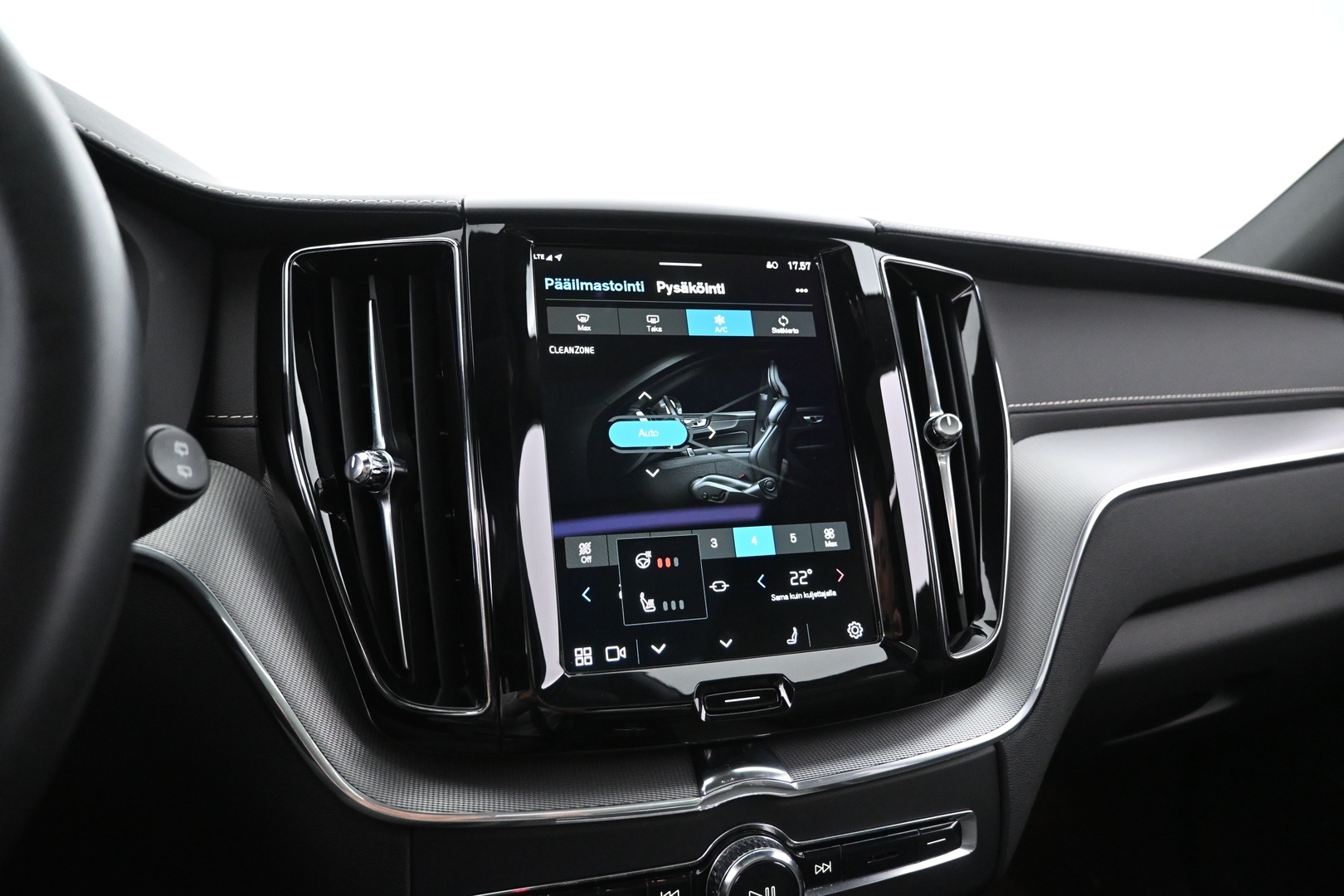 VOLVO XC60 2022