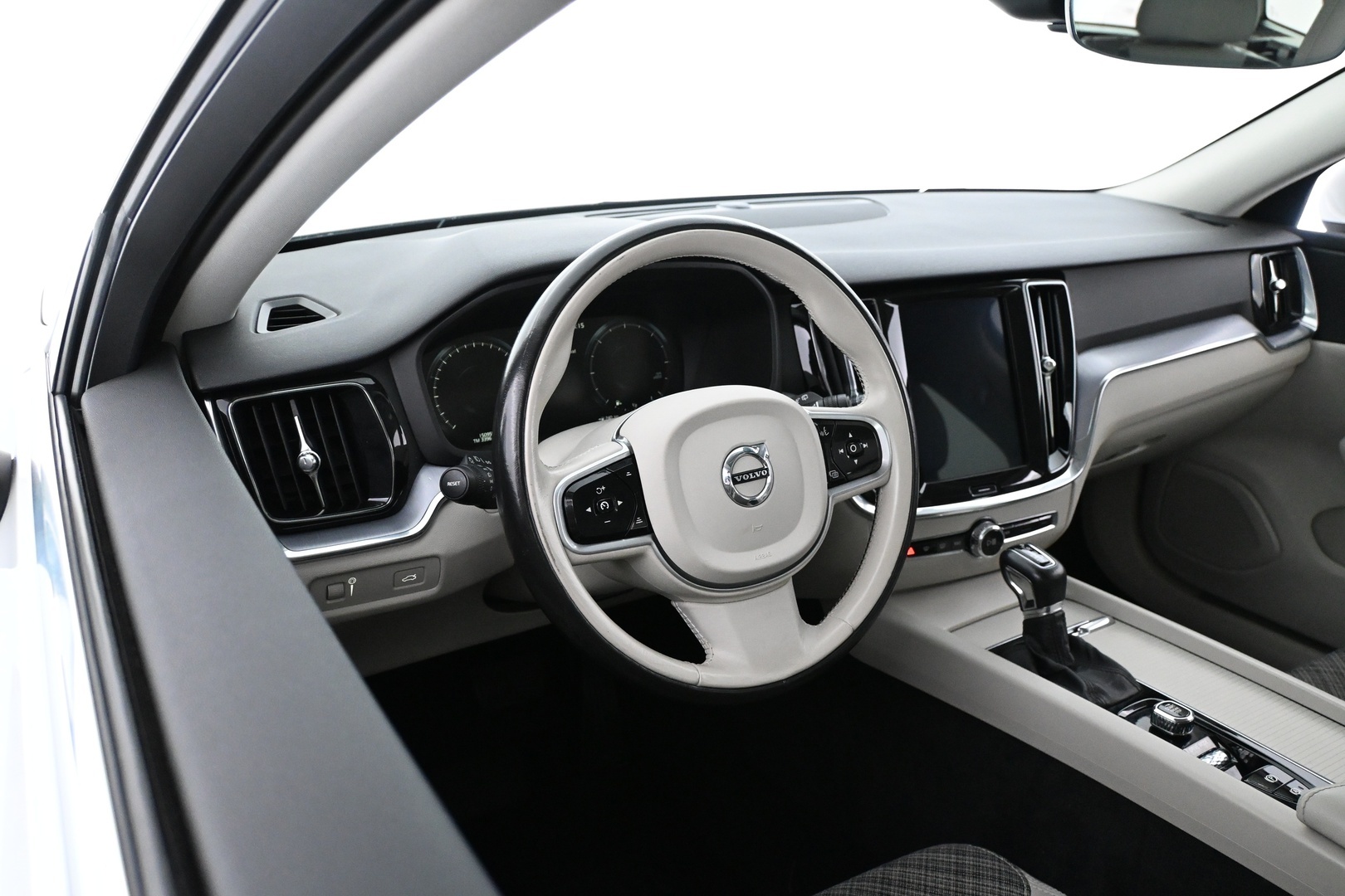 VOLVO V60 2020