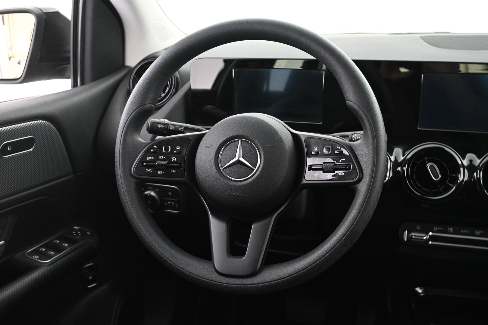 MERCEDES-BENZ B 2023