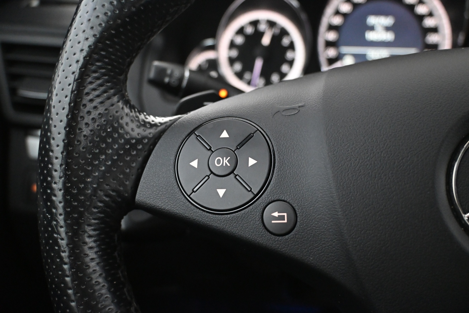 MERCEDES-BENZ E 2011