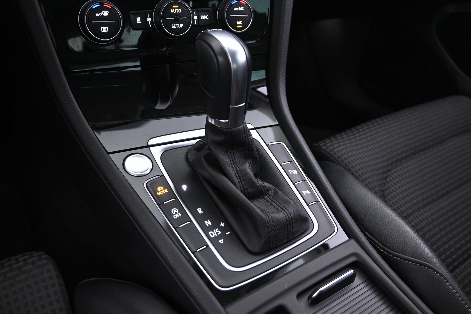 VOLKSWAGEN Golf 2014