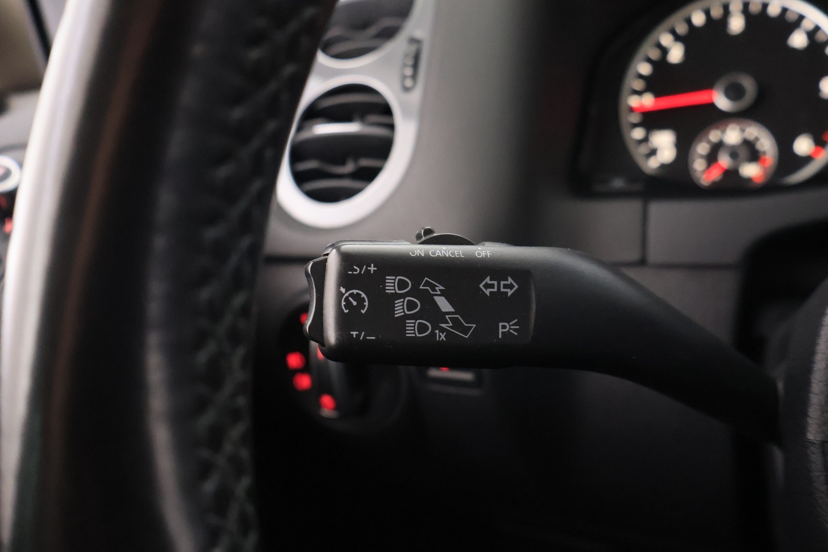 VOLKSWAGEN Tiguan 2012