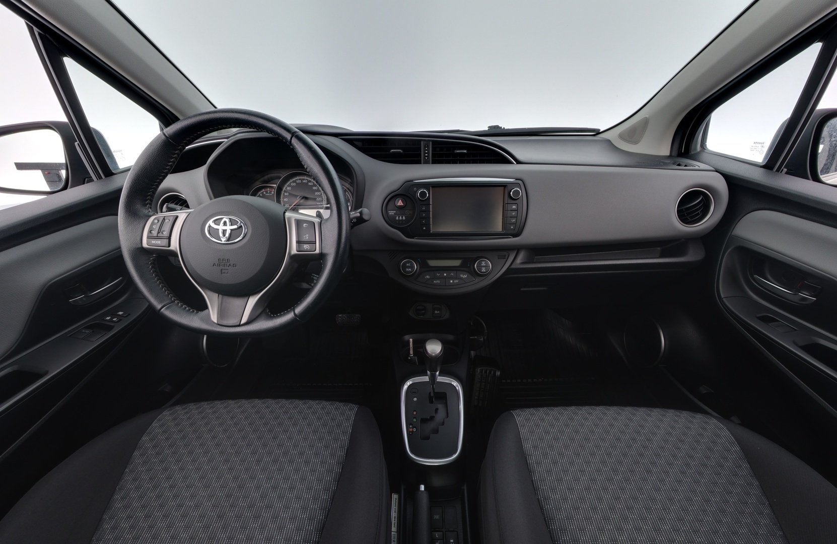 TOYOTA Yaris 2015