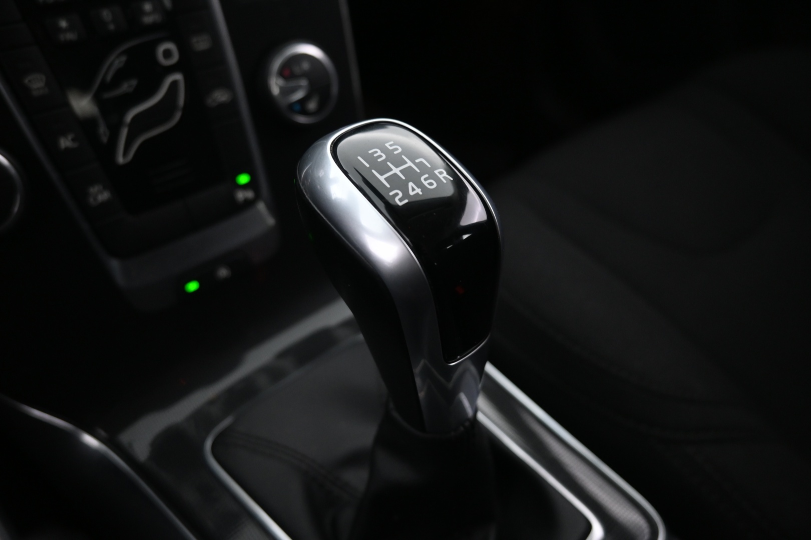 VOLVO V40 2018