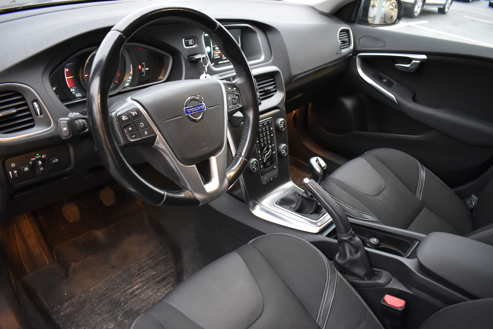 VOLVO V40 2015