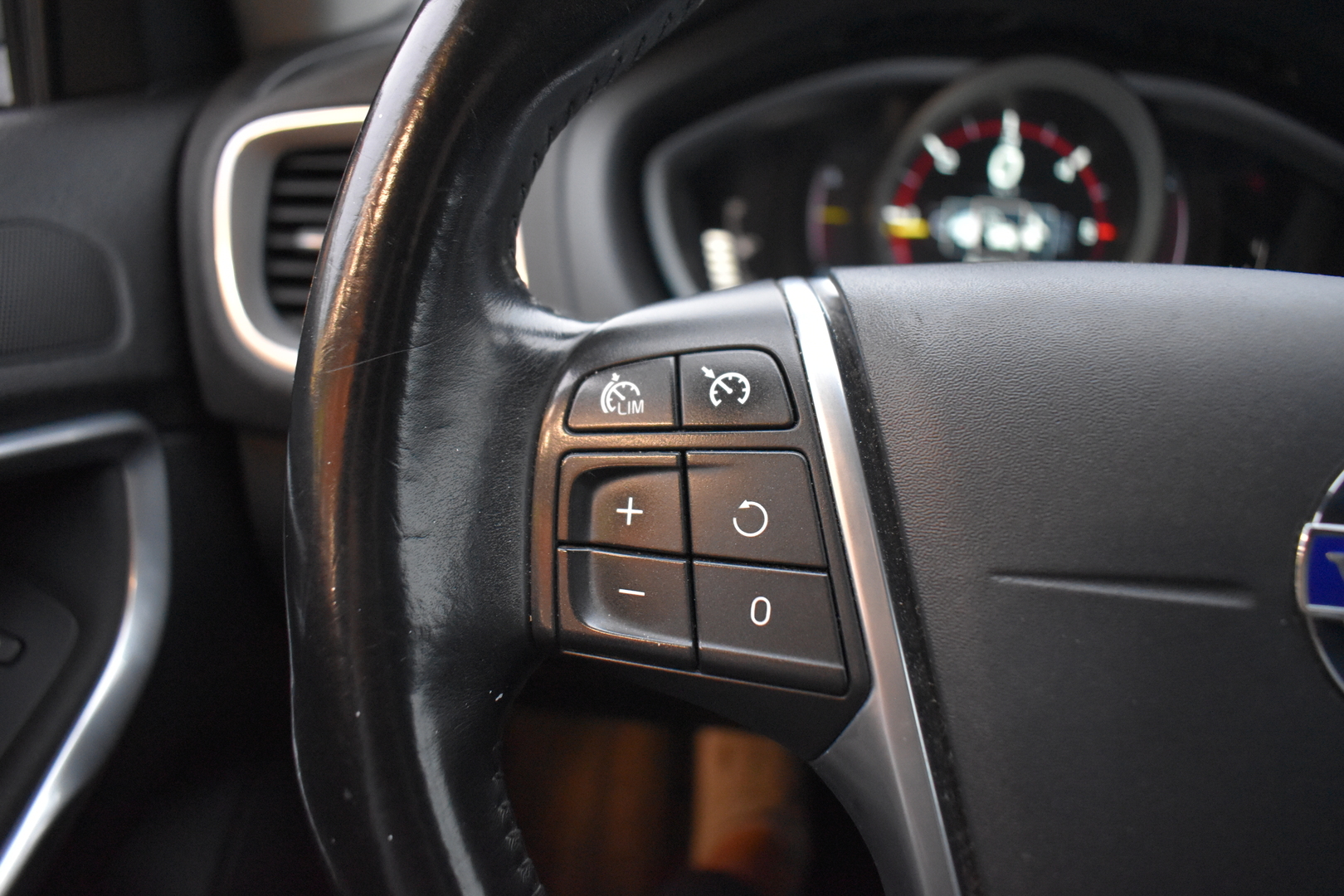 VOLVO V40 2015