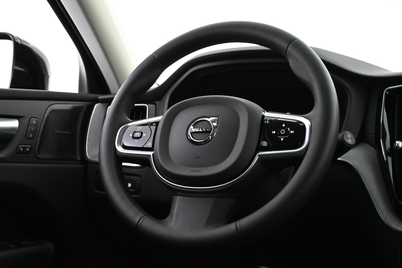 VOLVO XC60 2025