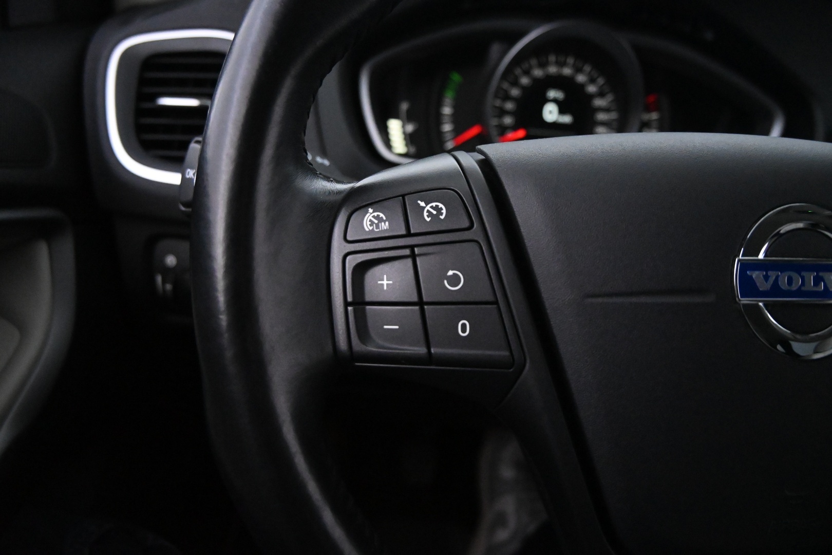 VOLVO V40 2014