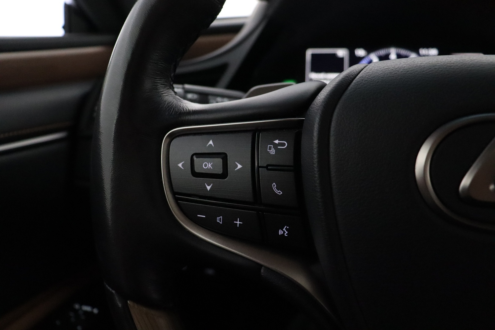 LEXUS ES300 2023