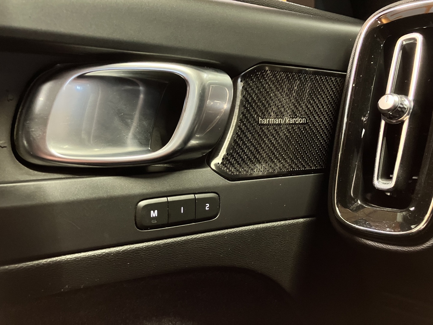 VOLVO XC40 2023