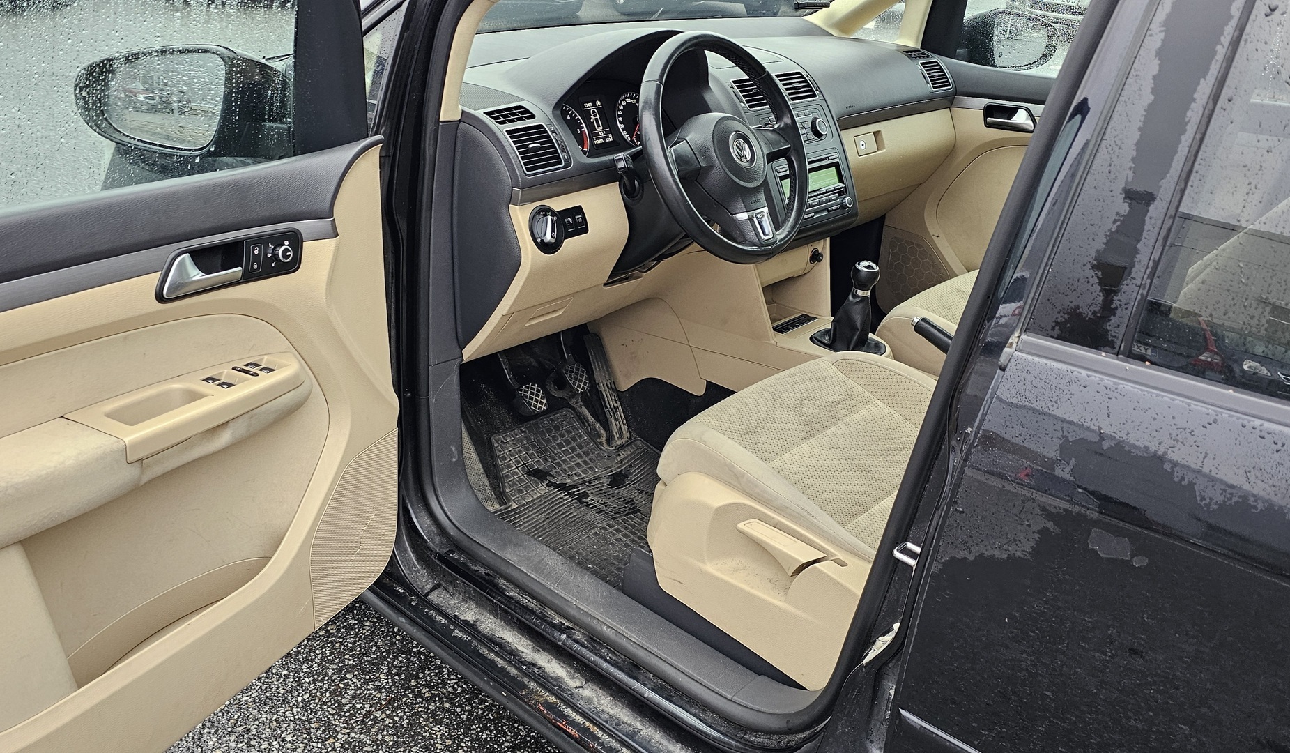 VOLKSWAGEN Touran 2011