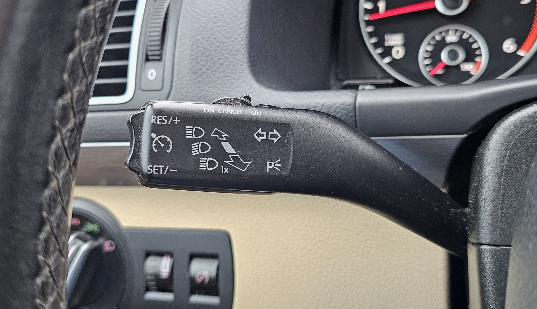 VOLKSWAGEN Touran 2011