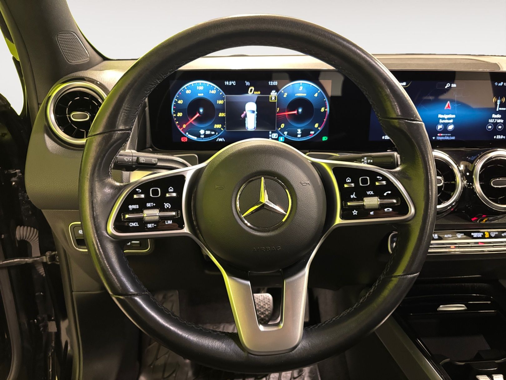Mercedes-Benz GLB 2023