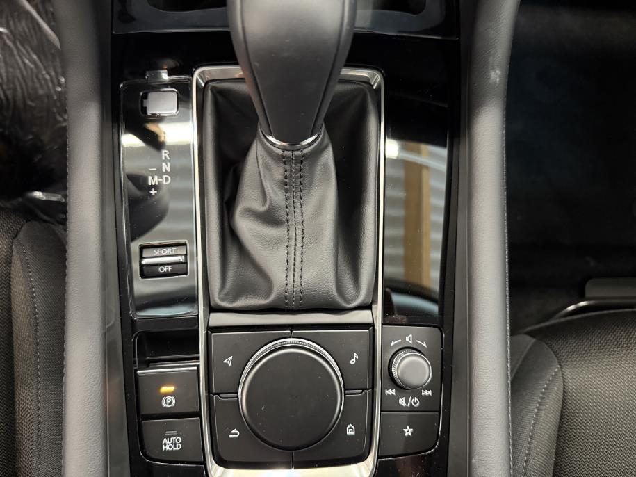 Sedan 2.5 M Hybrid e-Skyactiv G Centre-line AT 140hv Talvirenkaat / Met.väri / Lämpöpaketti
