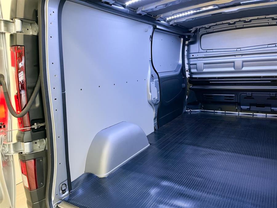 Van 2.0 dCi 150 hv man. L2H1 N-Connecta / Korko 0 % / 2 x sivuovi / Webasto kauko-ohj / Vanerointi