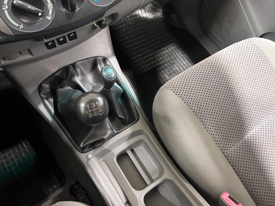 Extra Cab 2,5 D-4D 4WD SR / Ilmastointi / Erittäin hyvät renkaat (kitkat  ja nastat) / Siisti