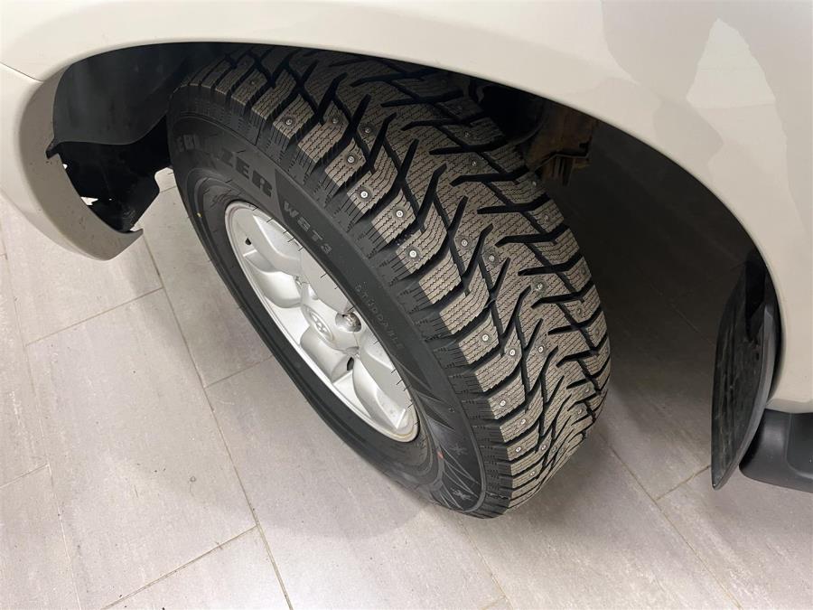 Extra Cab 2,5 D-4D 4WD SR / Ilmastointi / Erittäin hyvät renkaat (kitkat  ja nastat) / Siisti