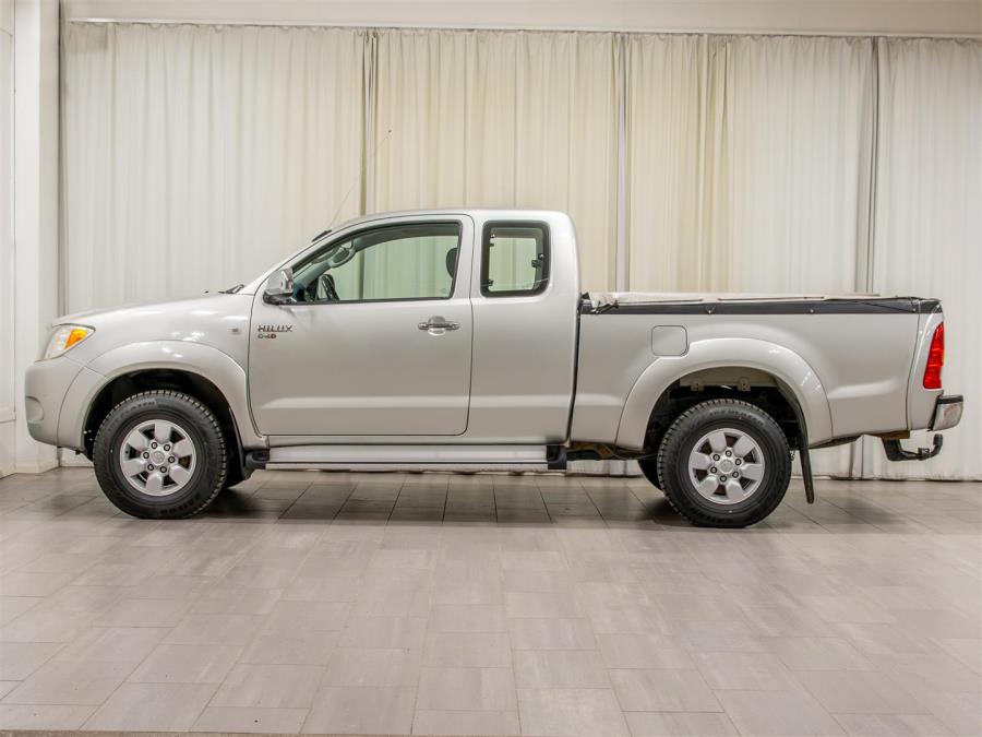 Extra Cab 2,5 D-4D 4WD SR / Ilmastointi / Erittäin hyvät renkaat (kitkat  ja nastat) / Siisti