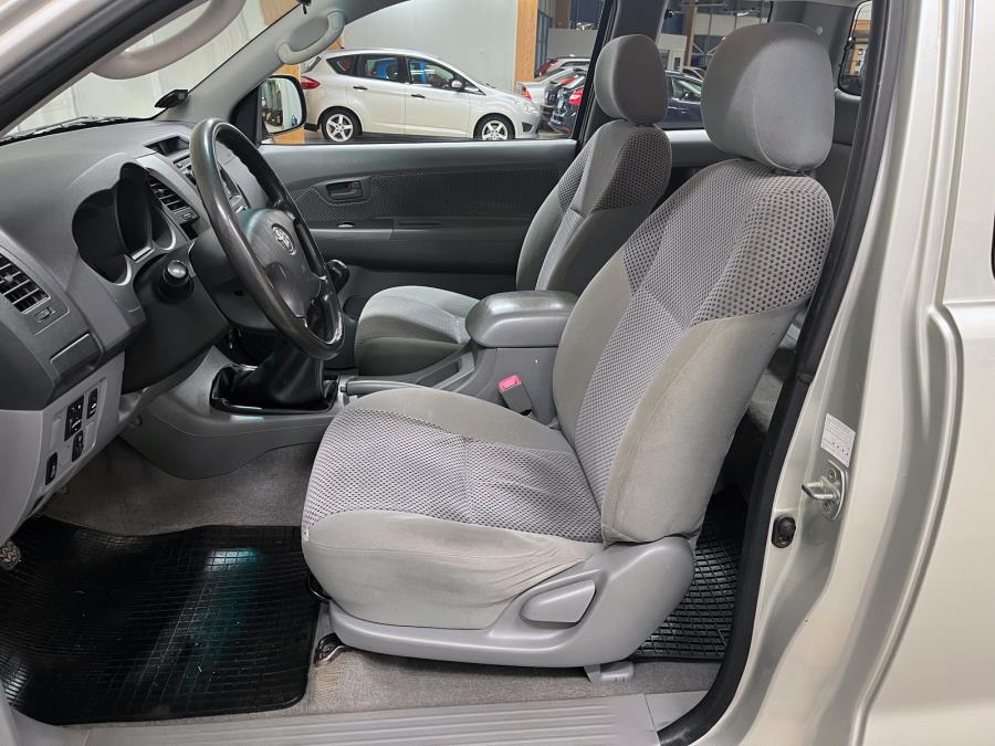 Extra Cab 2,5 D-4D 4WD SR / Ilmastointi / Erittäin hyvät renkaat (kitkat  ja nastat) / Siisti