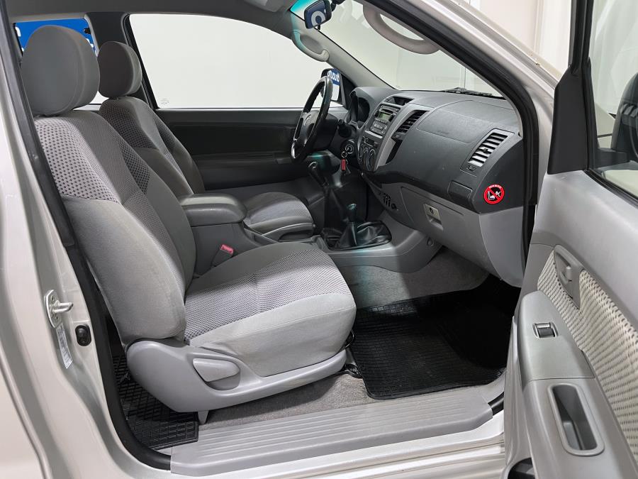 Extra Cab 2,5 D-4D 4WD SR / Ilmastointi / Erittäin hyvät renkaat (kitkat  ja nastat) / Siisti