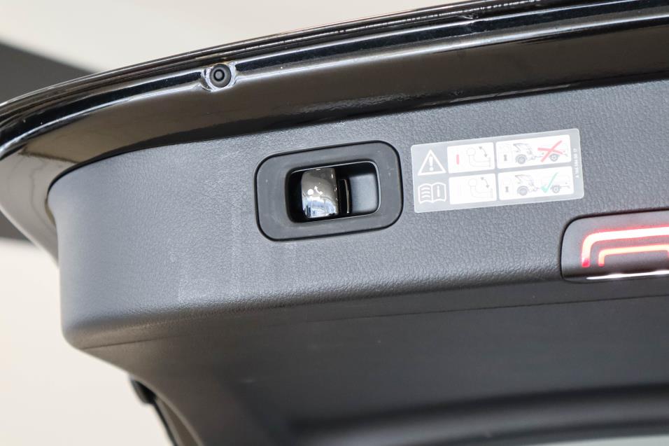 Mercedes-Benz C 300 e Sw Plug-in AMG / 360 Kamera / Blind Spot / ALV / Keyless / Led /
