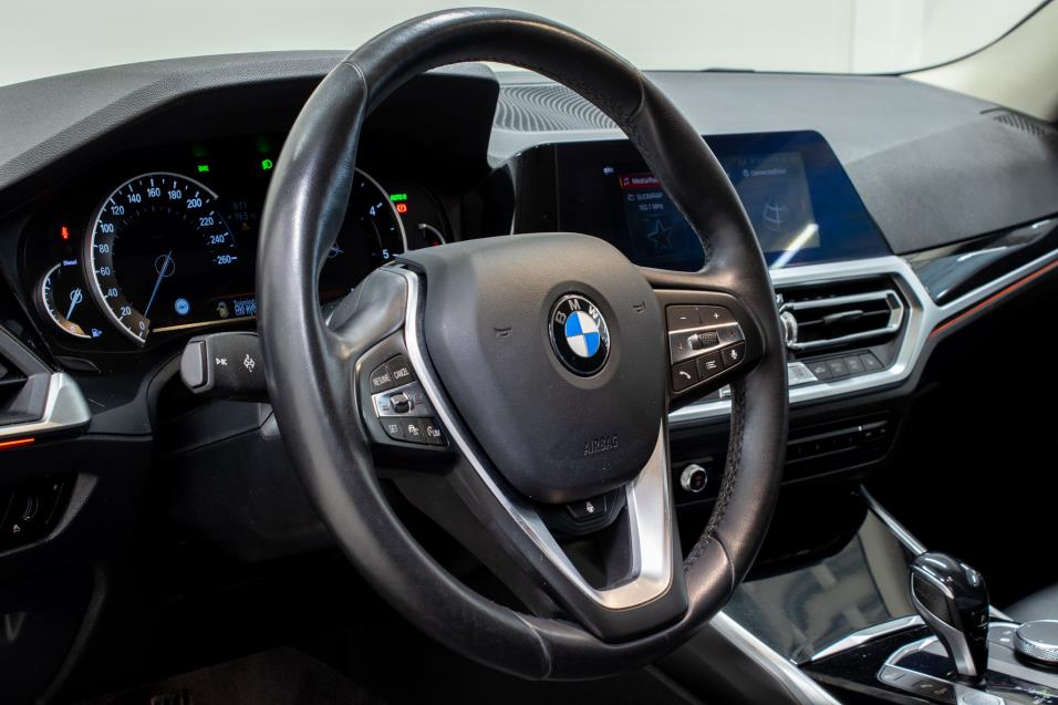 BMW 320 G20 Sedan 320d A xDrive Sport / ACC / Hifi / Sähköpenkit / Comfort Access / Peruutuskamera / Koukku