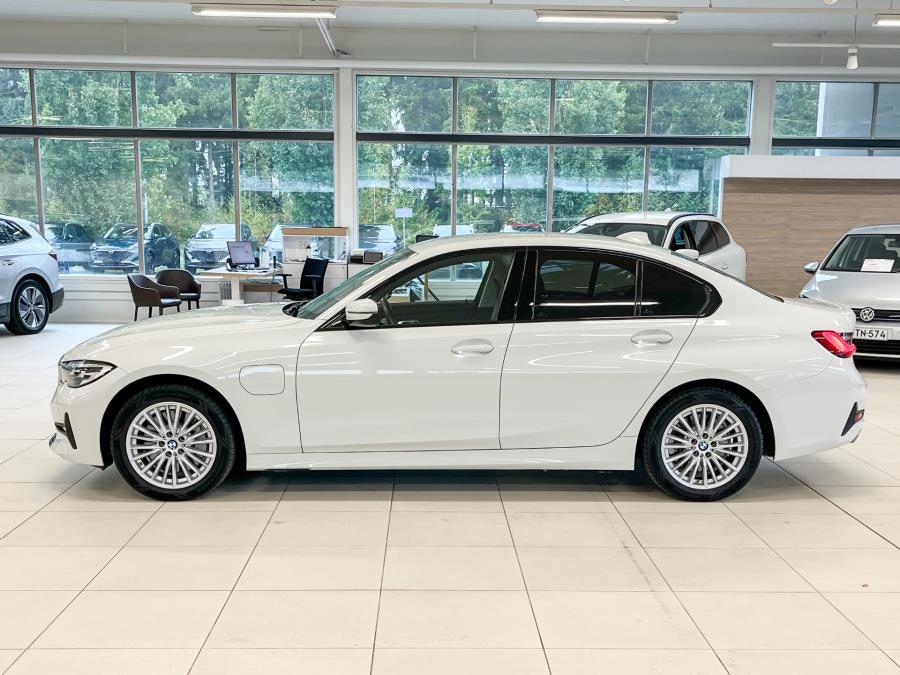 G20 Sedan 330e A Charged Edition Sport / Suomi-auto / Sport-istuimet / Hifi-kaiuttimet / LED-valot