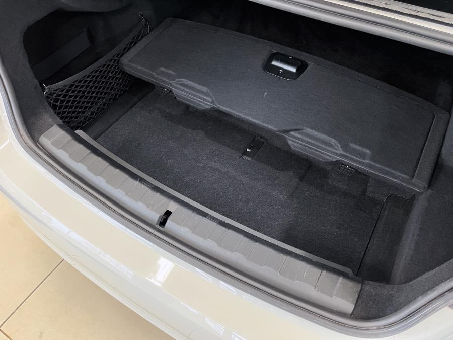 G20 Sedan 330e A Charged Edition Sport / Suomi-auto / Sport-istuimet / Hifi-kaiuttimet / LED-valot