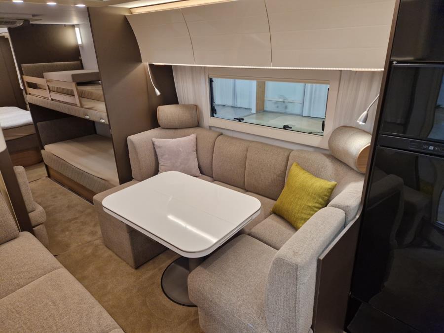 903HT / Markiisi / 2 x TV / Kaasun ulosotto / Kaasu-uuni / Mikro / PP-teline /  Makuupaikat 8:lle