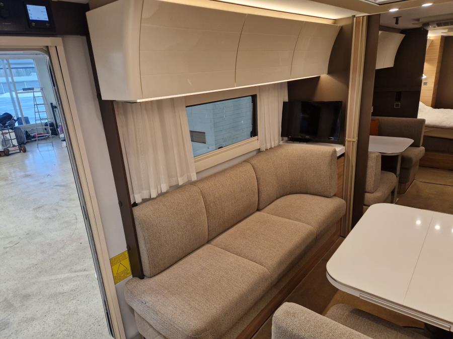 903HT / Markiisi / 2 x TV / Kaasun ulosotto / Kaasu-uuni / Mikro / PP-teline /  Makuupaikat 8:lle