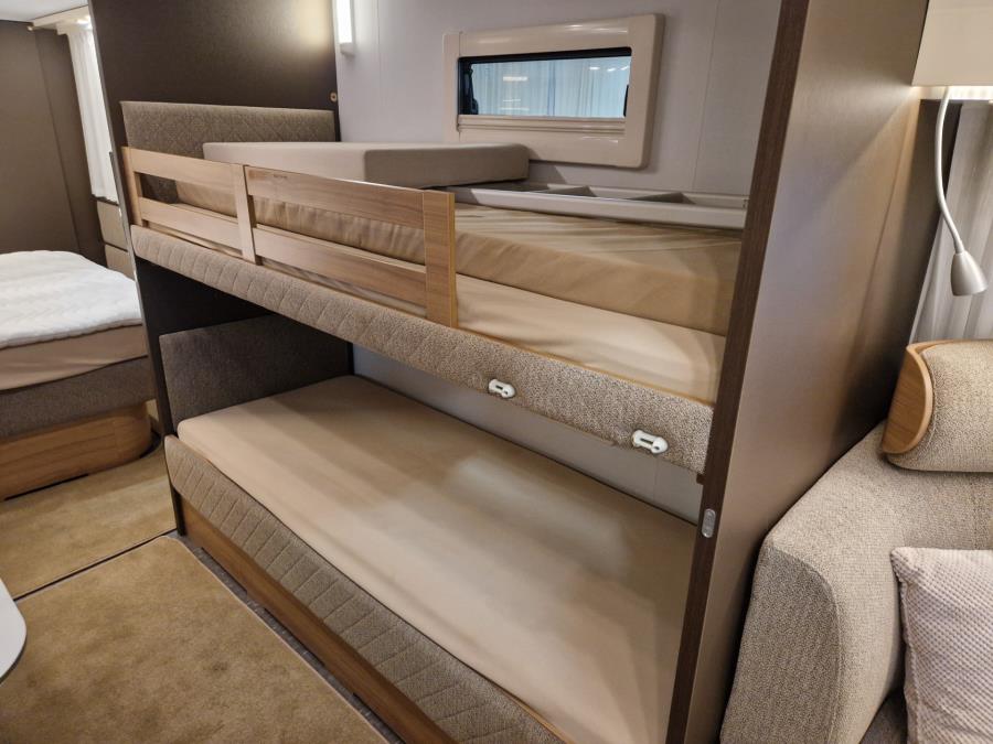 903HT / Markiisi / 2 x TV / Kaasun ulosotto / Kaasu-uuni / Mikro / PP-teline /  Makuupaikat 8:lle